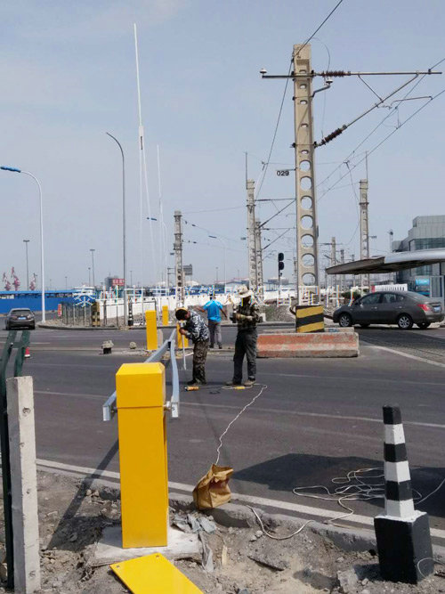 天津滨海开发区，道口宽36米，对开，8台双臂电动栏杆机，杆长9.3米